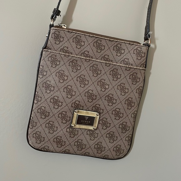 GUESS crossbody bag - Picture 1 of 9